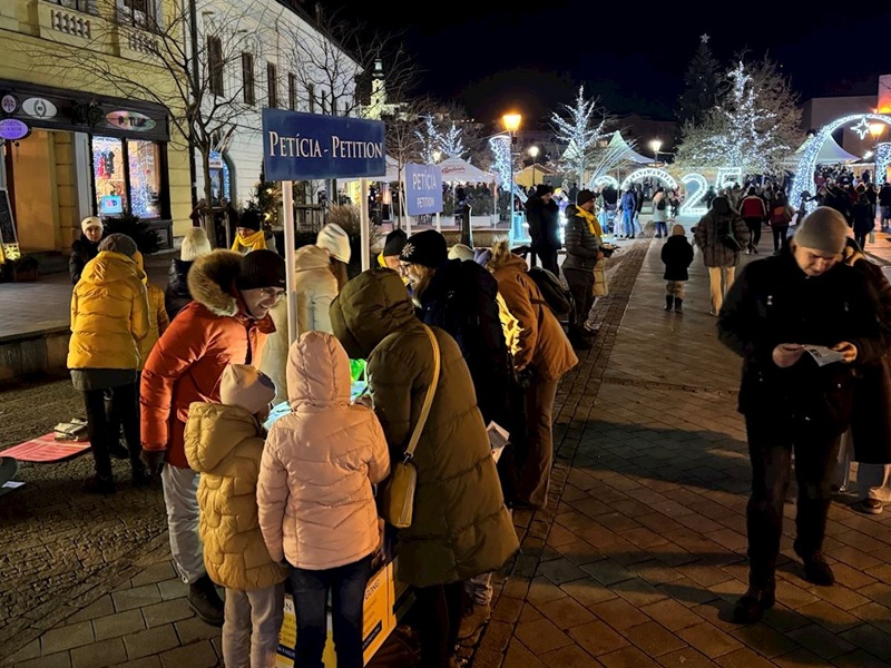 Практикувальники Фалунь Дафа в Нітрі збирають підписи під петицією, яка закликає КПК припинити переслідування Фалунь Дафа в Китаї, 29 листопада 2025 року