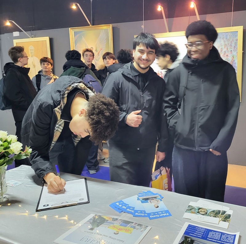 Відвідувачі підписують петицію з вимогою припинити переслідування Фалуньгун