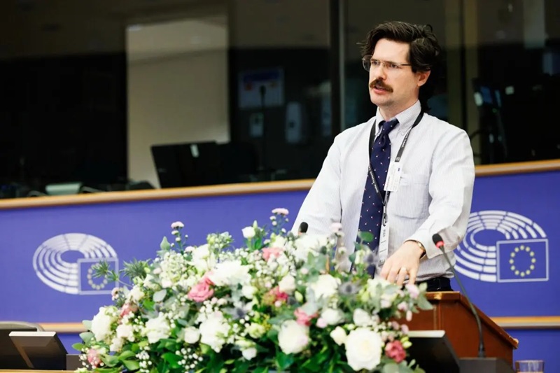 Метью Робертсон, науковий співробітник з вивчення Китаю в Меморіальному фонді жертв комунізму, виступає на п’ятому щорічному саміті Міжпарламентського альянсу щодо Китаю в Брюсселі 7 листопада 2025 року. (Фото: IPAC)