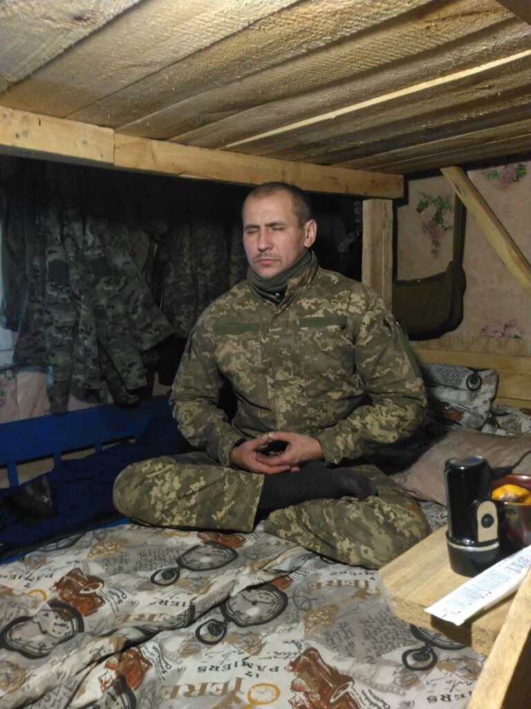 Військовий медитує