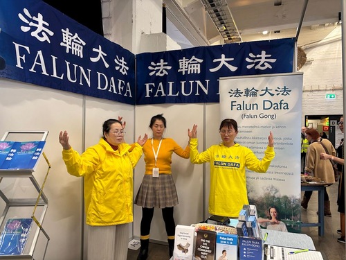 Практикуючі демонструють вправи