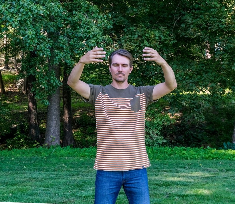 Йохан виконує другу вправу Фалуньгун «Стовп для Фалунь»