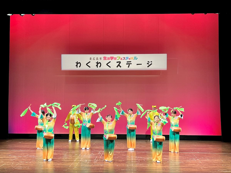 Практикувальники виконують танець із поясними барабанами