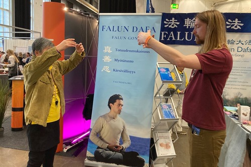 Каре (праворуч) вивчає вправи Фалунь Дафа