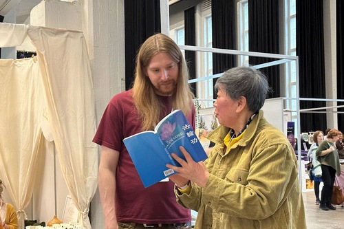 Практикуюча розповідає Карі про Книгу «Фалуньгун»