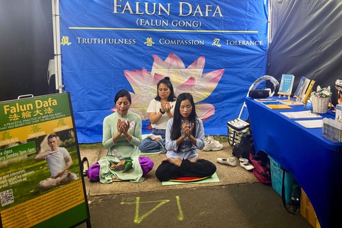 Практикуючі представили Фалунь Дафа на заході, що проходив 20 та 21 лютого у Брісбені (Австралія)