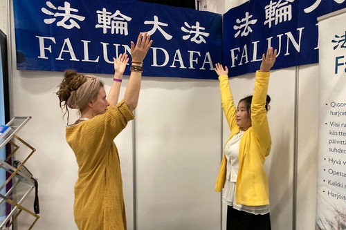 Ніна (ліворуч) вивчає другу вправу