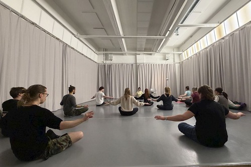 Люди вивчають вправи Фалунь Дафа