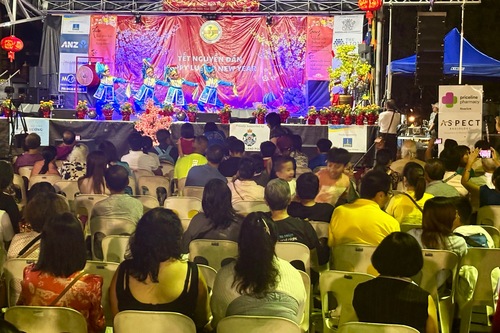 Група практикуючих виконала танець дракона, а юні практикуючі представили етнічний танець Лі та танець з паличками для їжі.