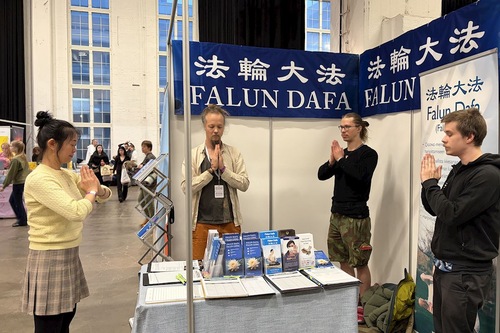 Хейккі (другий праворуч) та його друзі вивчають вправи